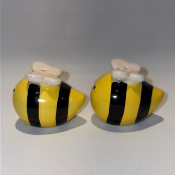 Ceramic bee salt, and pepper shakers - Picture 6 of 7